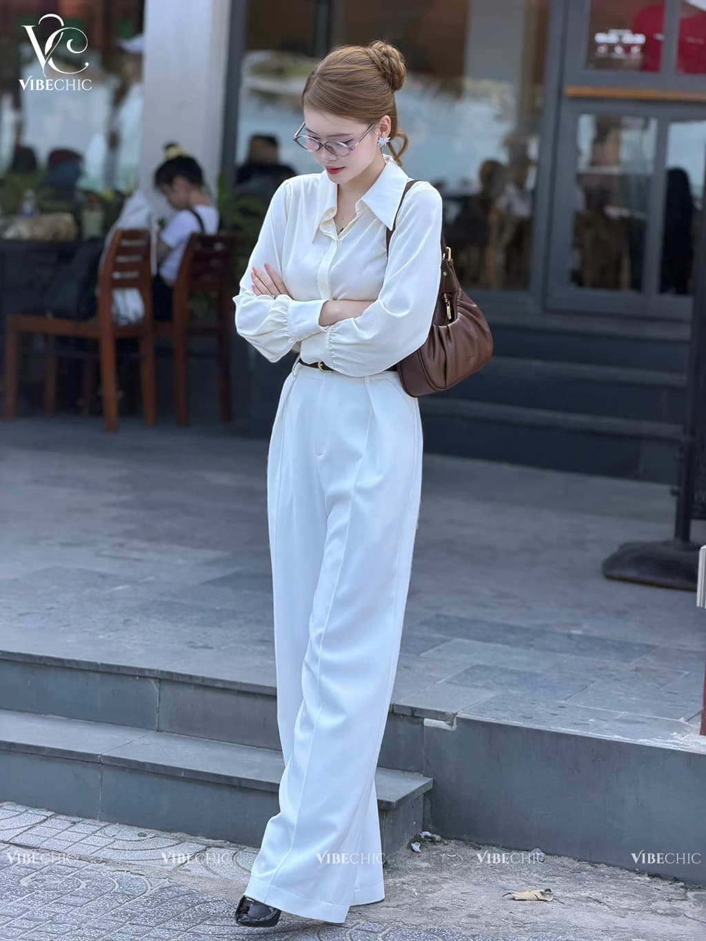 Người mẫu diện một set đồ tông màu trắng kem (off-white) vô cùng thanh lịch và hiện đại, toát lên vẻ sang trọng
