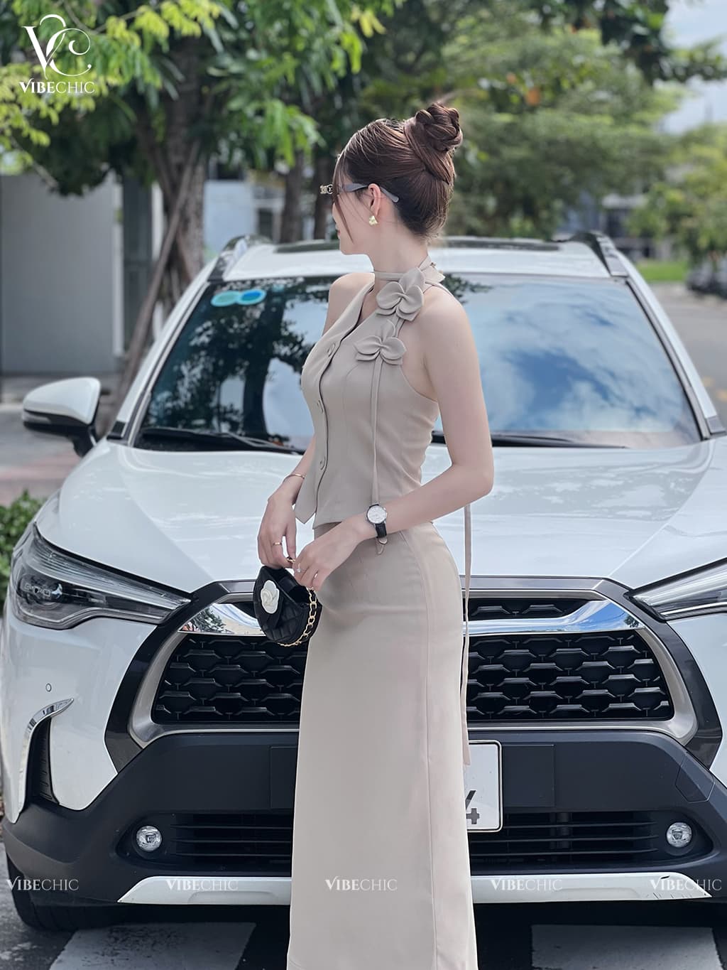 Set Áo Gile Cổ Yếm & Chân Váy Bút Chì + Hoa Dây - Màu Be Cát Thanh Lịch - view 2