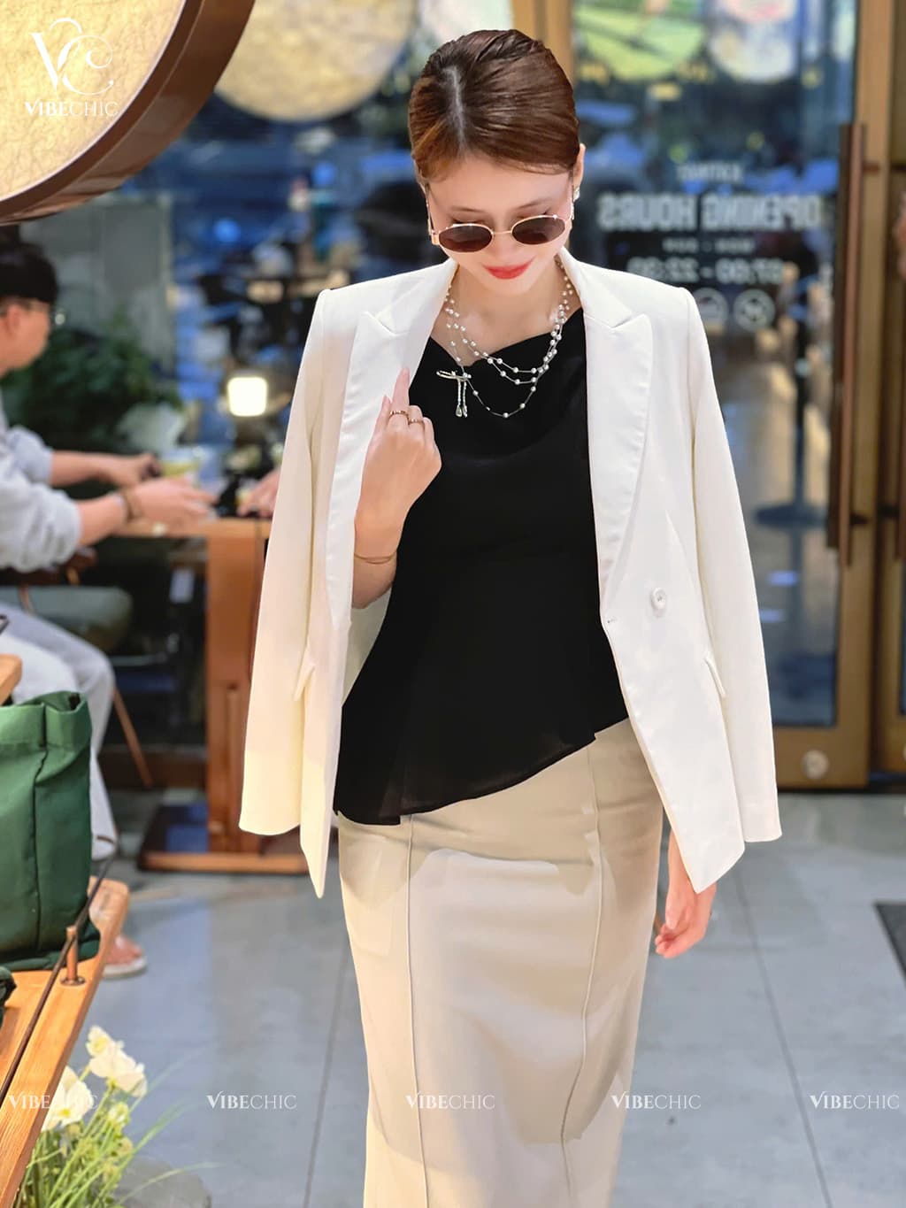 Người mẫu diện một set đồ công sở thanh lịch và hiện đại với tông màu trung tính sang trọng