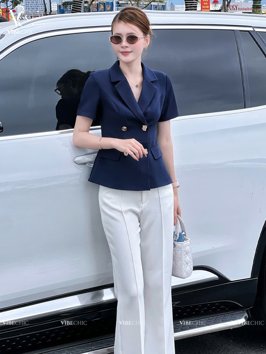 Người mẫu diện một set đồ công sở vô cùng thanh lịch và thời thượng, kết hợp giữa sự chuyên nghiệp và nét hiện đại