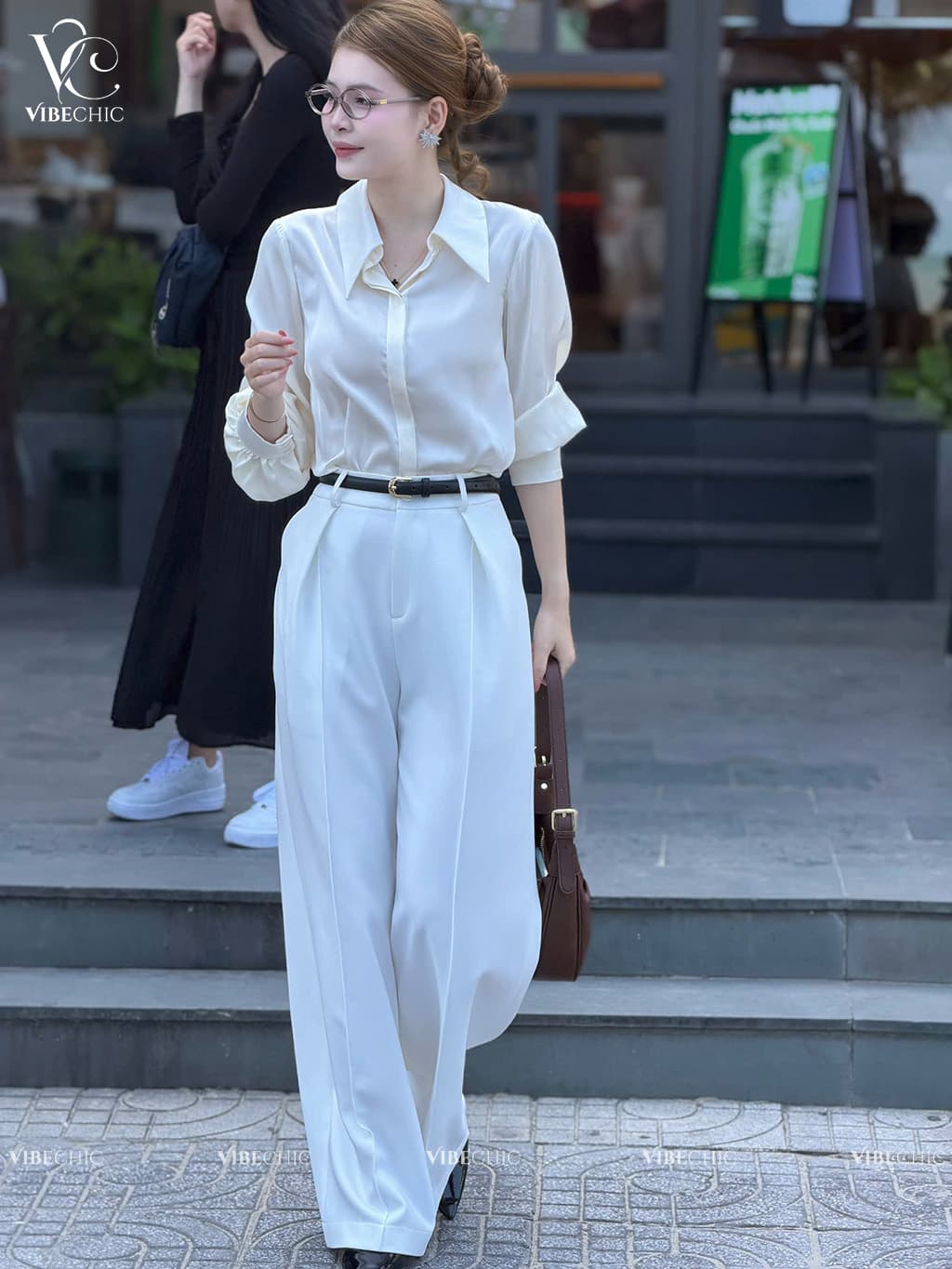 Trang phục toát lên vẻ thanh lịch và hiện đại, phù hợp cho môi trường công sở hoặc các sự kiện yêu cầu sự chỉn chu