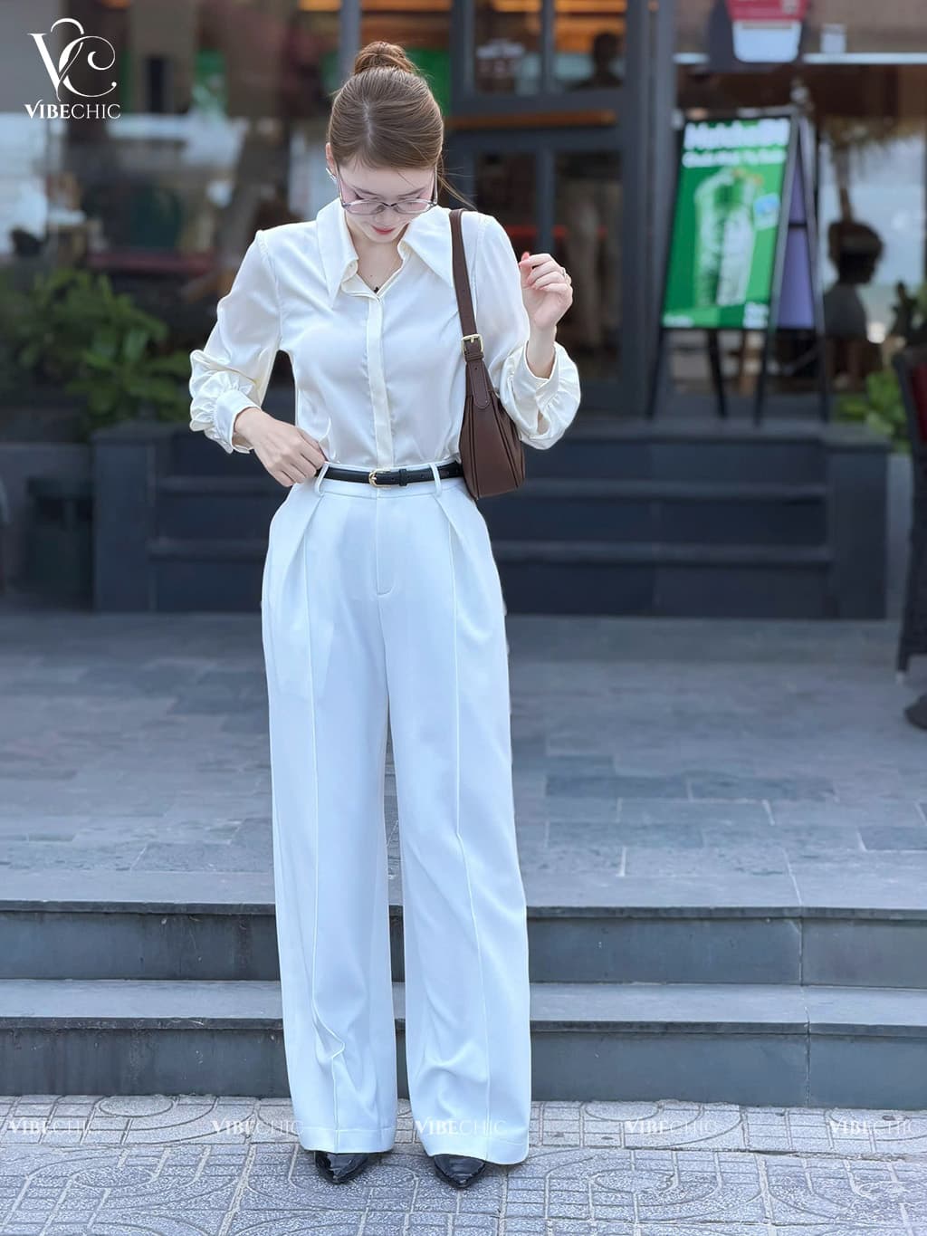 Bộ trang phục thể hiện phong cách tối giản và thanh lịch, nổi bật với tông màu trắng/kem trang nhã